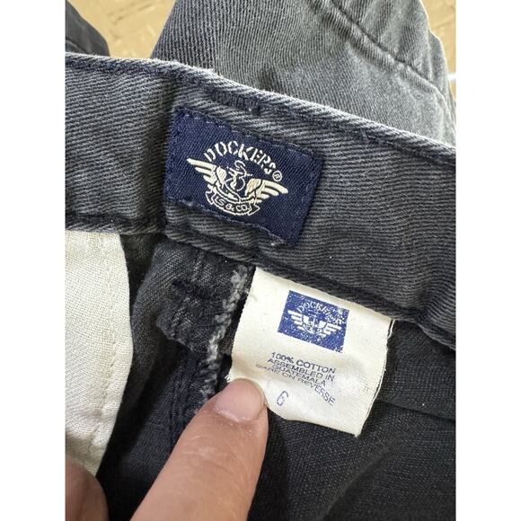 Vintage DOCKERS Pleated Denim Women’s Highwaist Shorts - Black - Size”6” (24-25) - Picture 4 of 5